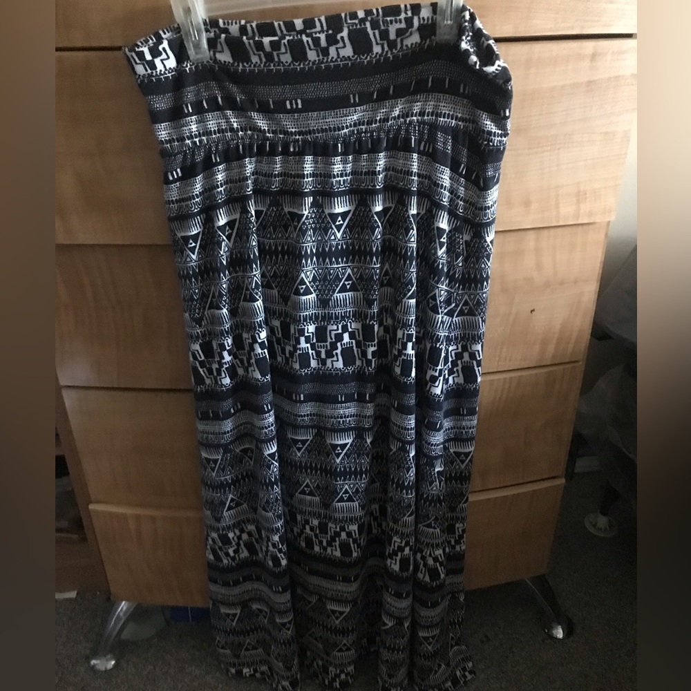 Black & White Patterned Maxi Skirt - Women
Size large 12/14